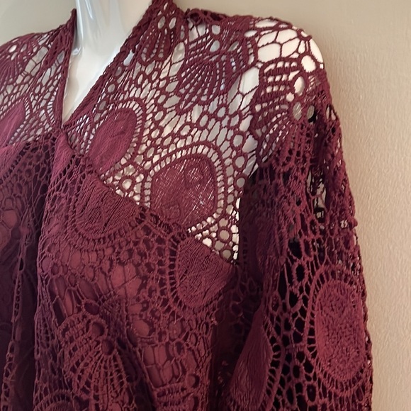 Mock-Neck Illusion
Lace Peplum Blouse Wine NWT 22W - Picture 4 of 6